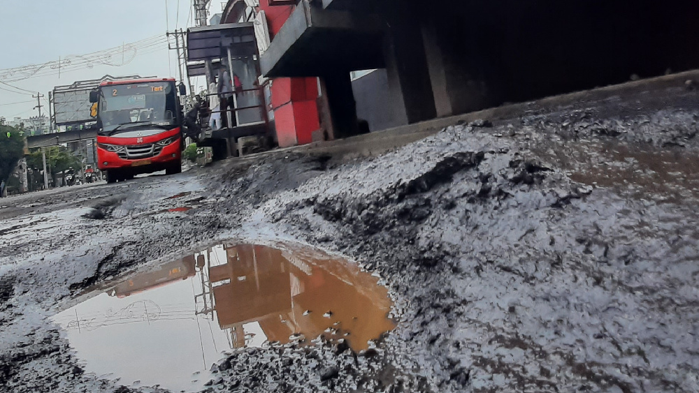 Rusak Parah, Jalan Halte BRT di Jalan Pemuda Semarang Bergelombang 