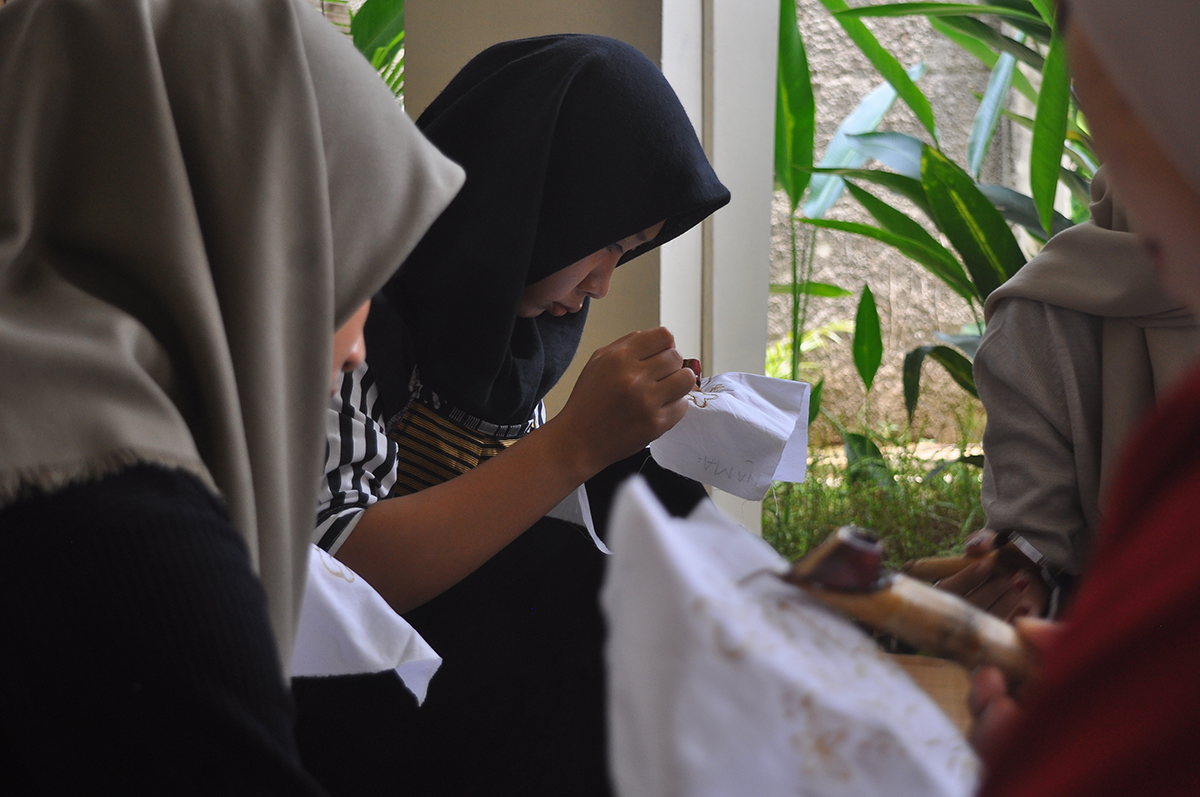 Peringati Hari Batik Nasional, 40 Orang Membatik Bersama Desainer