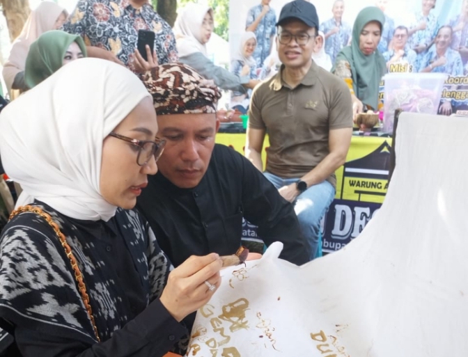 Pj Bupati Tegal Kunjungi Stan Slawi Ageng Expo Diskominfo