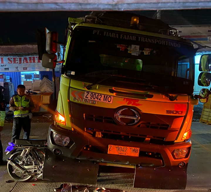 Tabrak Truk Tronton yang Terperosok di Salatiga, Bagas Alami Patah Tulang