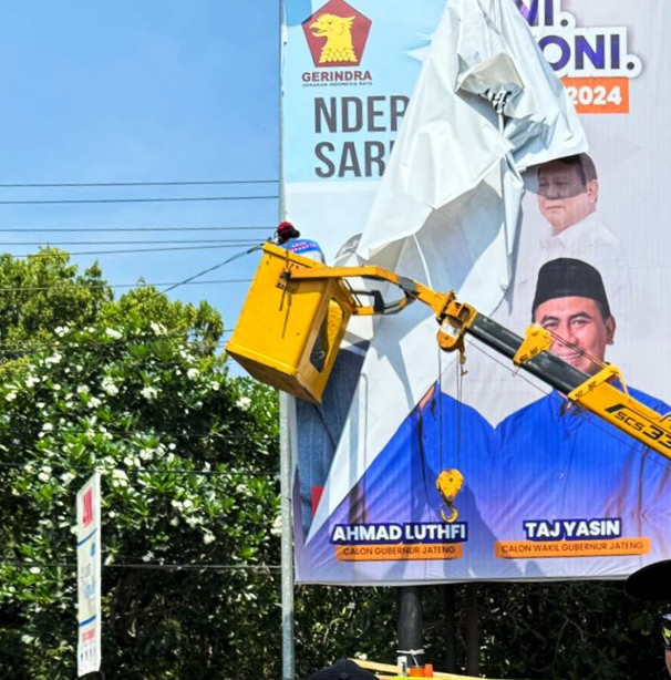 Tidak Sesuai Titik Lokasi, APK Cagub dan Cabup di Kabupaten Pemalang Ditertibkan