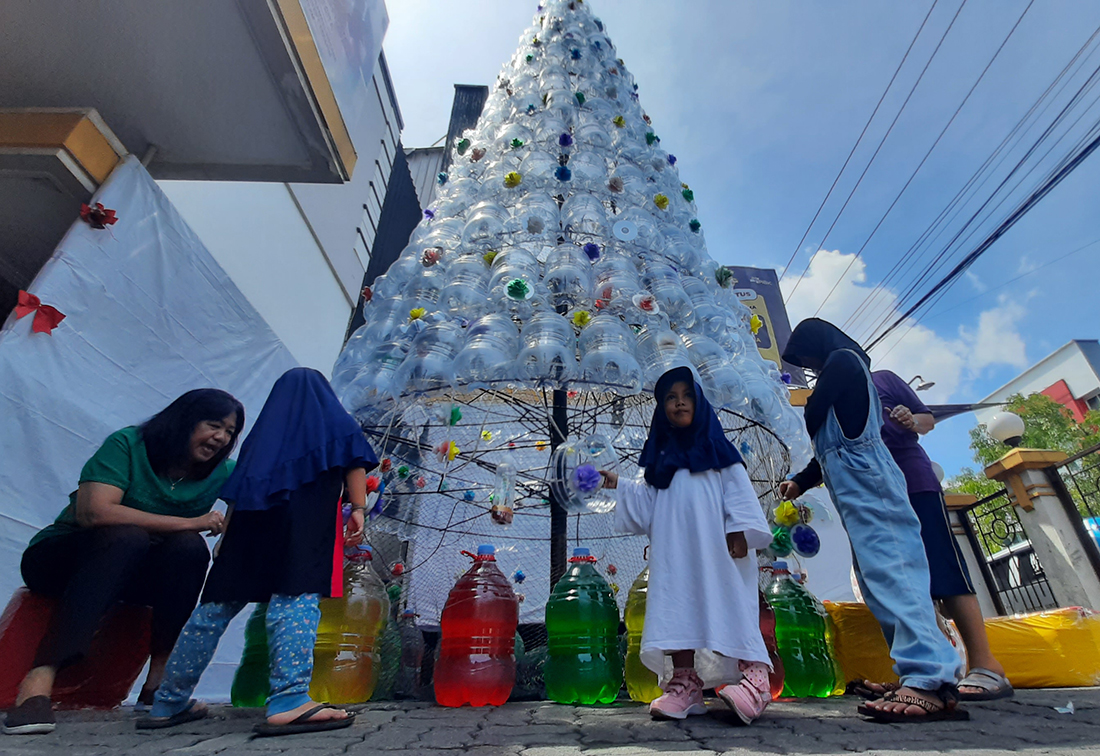 Bank Sampah Mulyo Sedoyo Rakit 250 Galon Air Mineral Jadi Pohon Natal