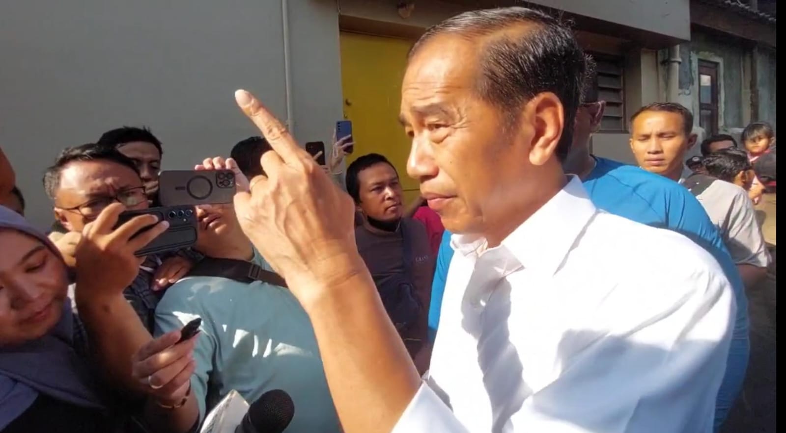 Jokowi Bantah Tudingan Hasto Soal Pelemahan KPK