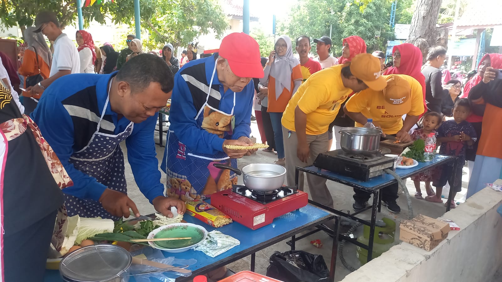 Puluhan Pria di Kelurahan Kraton Kota Tegal Lomba Memasak Mie Goreng 