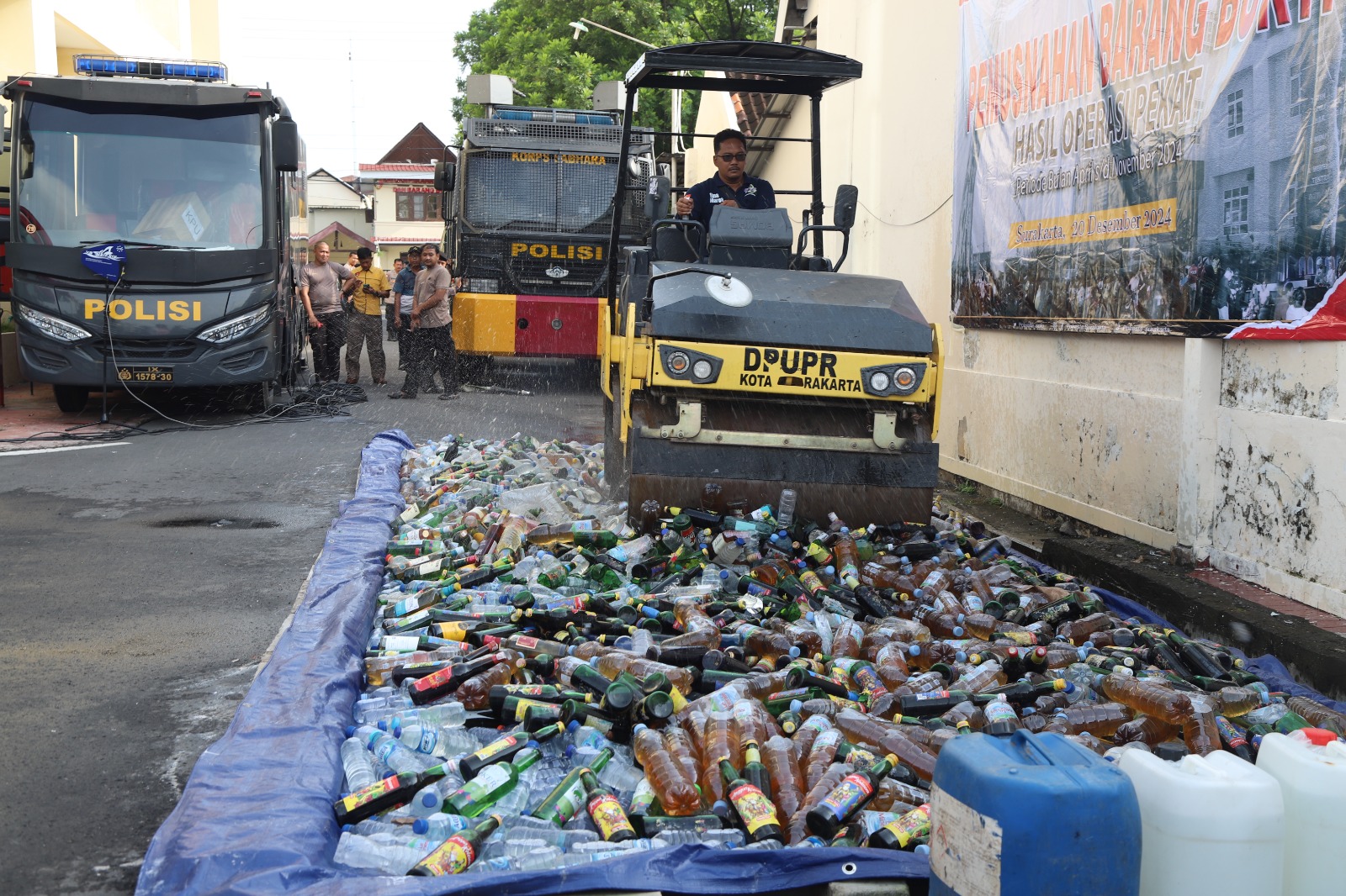 Polresta Solo Musnahkan Ribuan Botol Miras dan Ratusan Knalpot Brong 