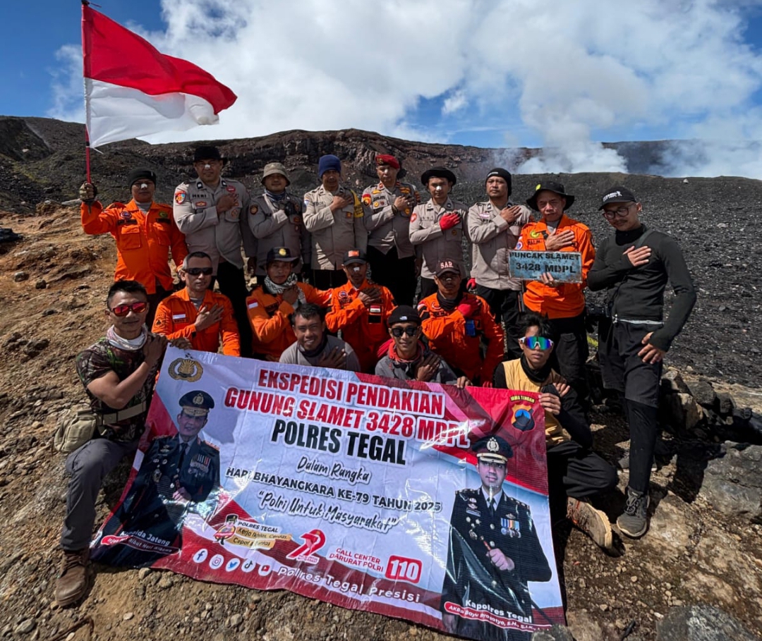 Rayakan HUT Bhayangkara, Personel Polres Tegal Taklukkan Puncak Gunung Slamet