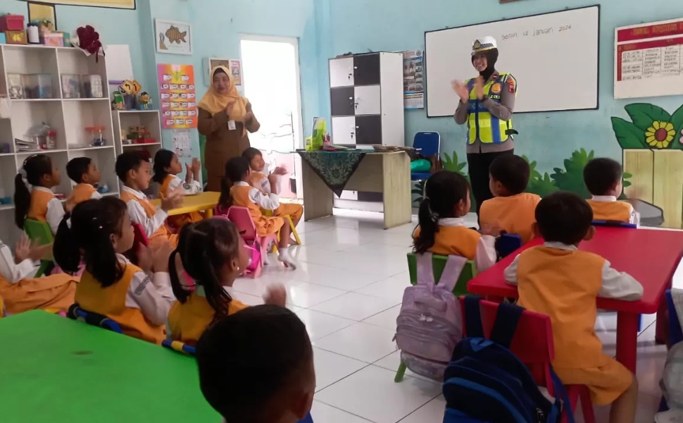 Polres Grobogan Ajak Murid TK Tertib Berlalu Lintas Melalui Program Polisi Sahabat Anak