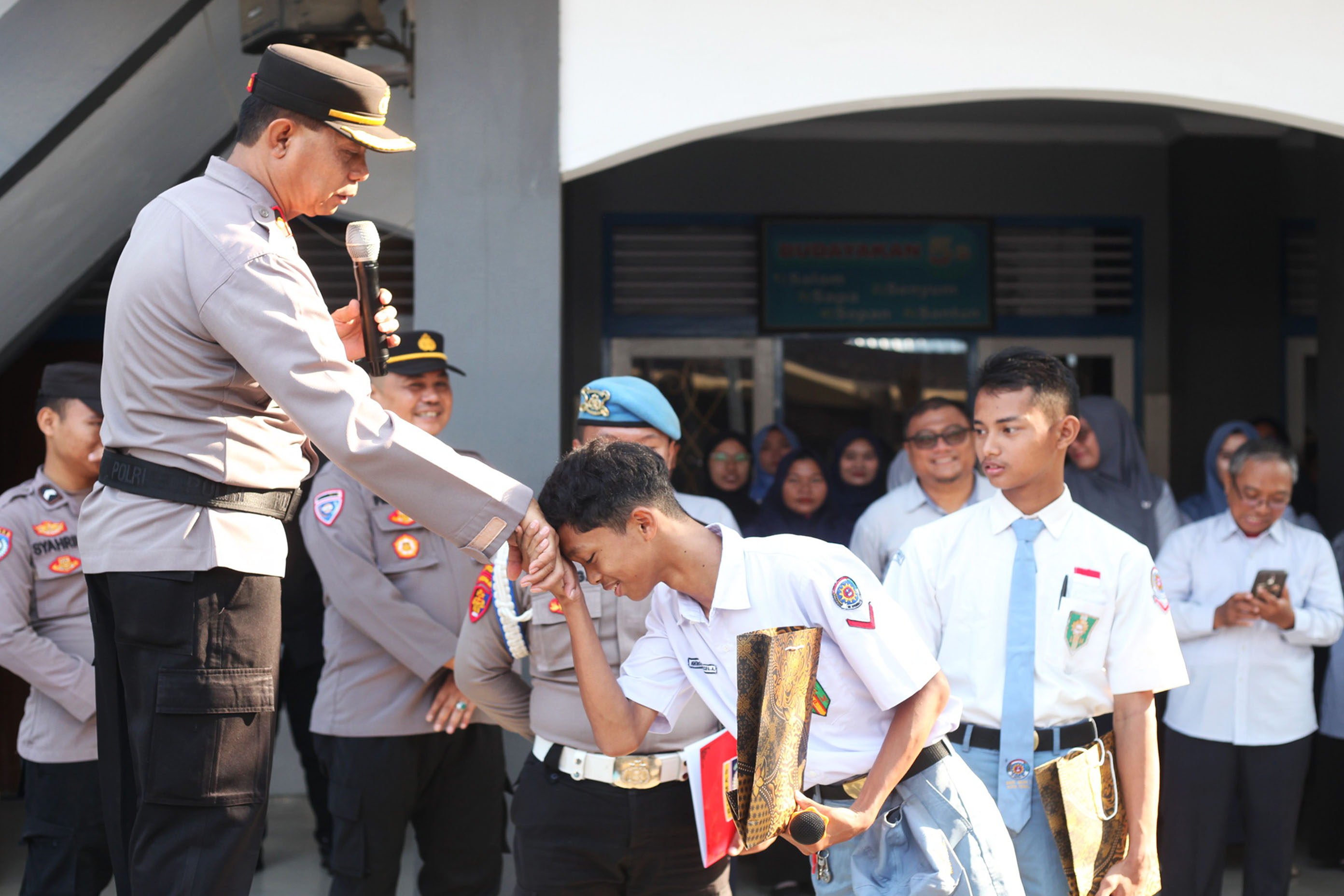 Wakapolres Tegal Kota Pimpin Apel Pagi di SMK Mutu