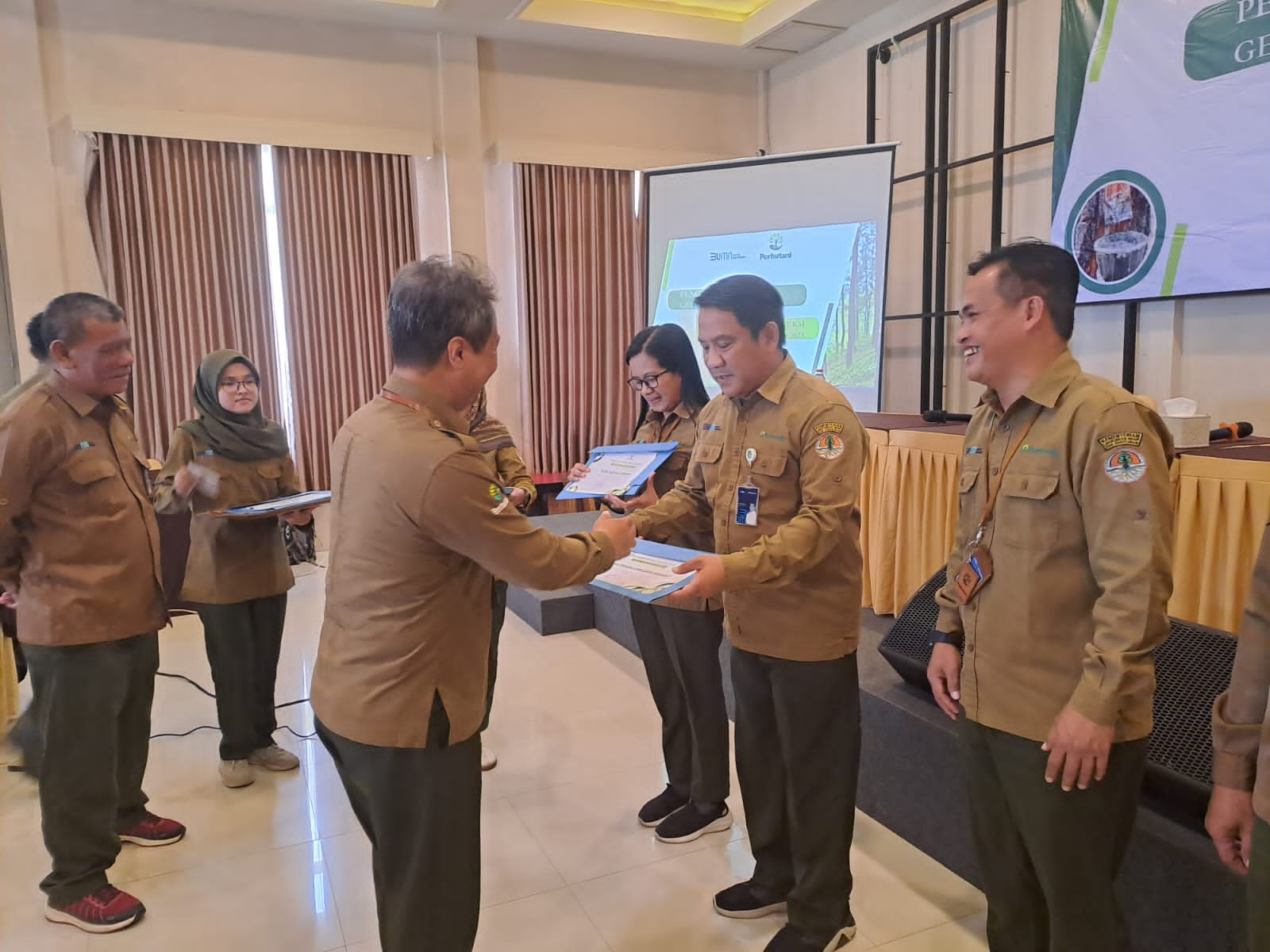 Produksi Getah Pinus di Kabupaten Tegal Lampaui Target