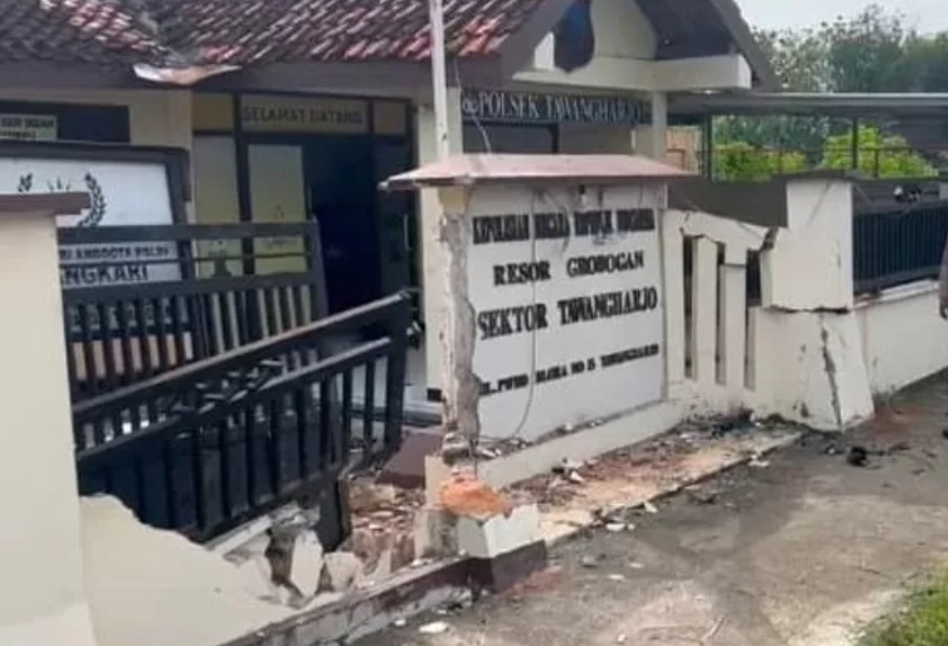 Beredar Video Sesaat Usai Truk Tabrak Pagar Polsek Tawangharjo Grobogan
