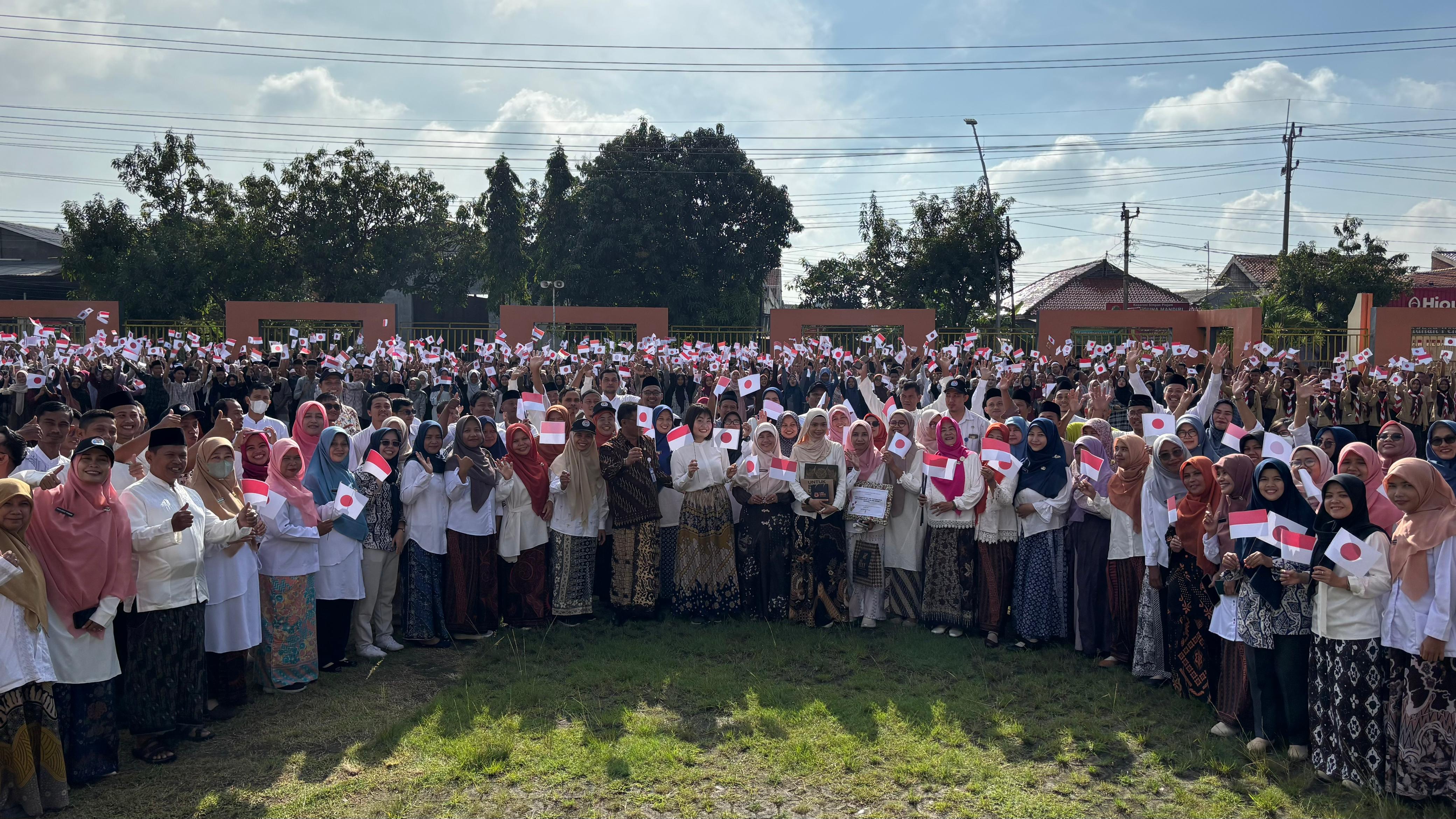 Warga SMKN 1 Adiwerna Lepas Arakawa Mizuki Kembali ke Jepang