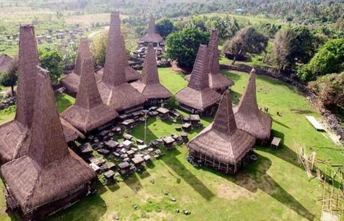 Patut Dikunjungi, Destinasi Wisata Budaya Desa Adat Ratenggaro di Sumba