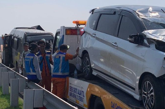 Suzuki Ertiga Oleng Tabrak Hino Elf di Ruas Jalan Tol Batang-Semarang, Kedua Kendaraan Terguling