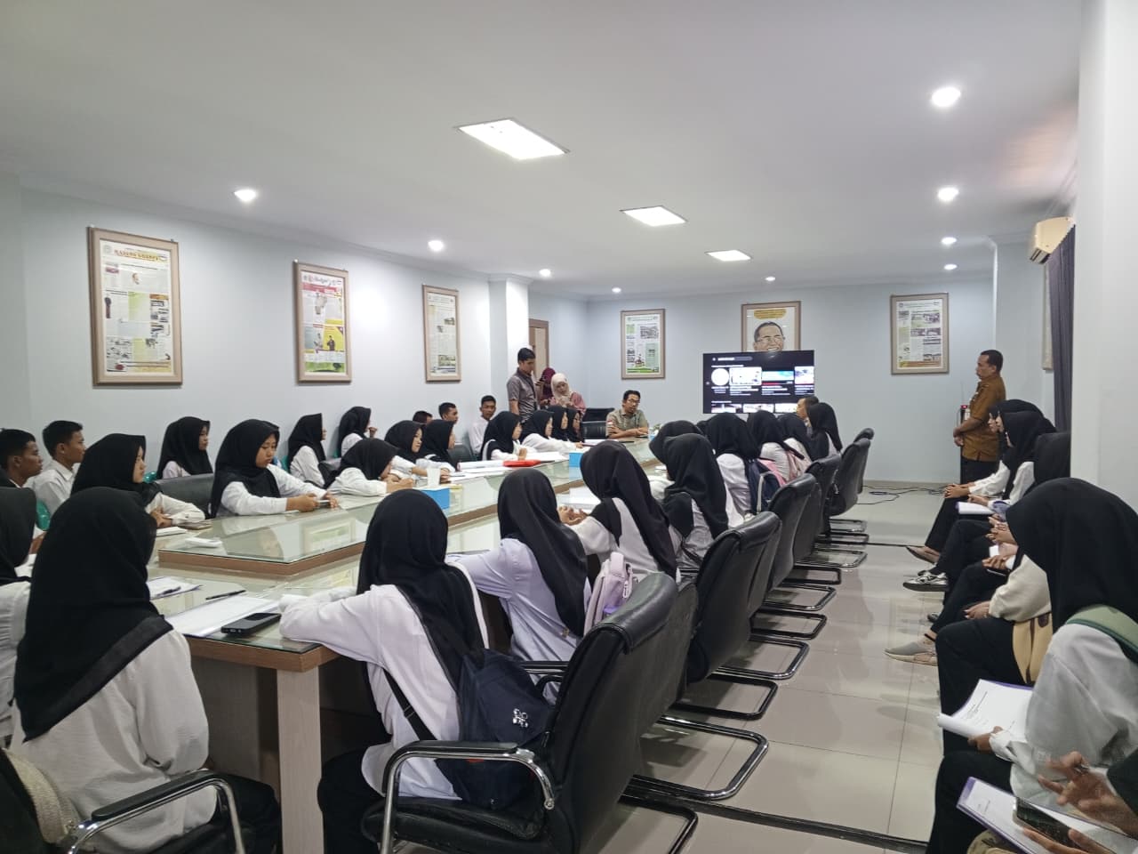 Giat Outingclass, SMKN 1 Dukuhturi Sambangi Redaksi Radar Tegal 