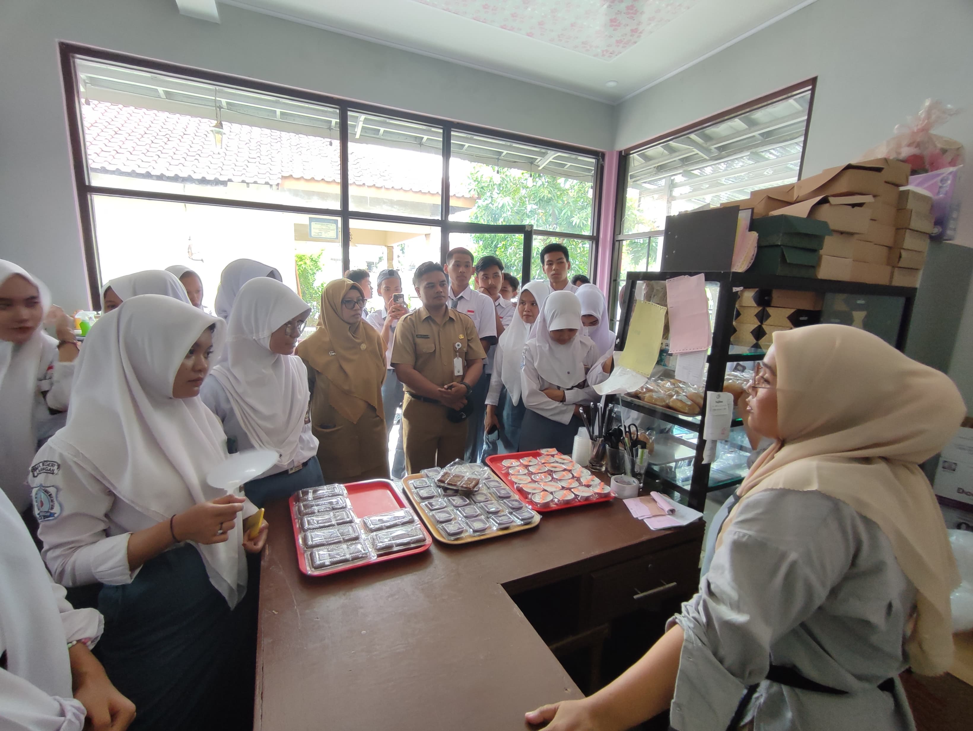 Siswa SMA Negeri 1 Larangan Kabupaten Brebes Belajar Jadi Pengusaha Kuliner 