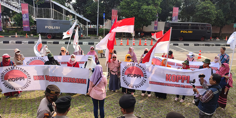 Emak-Emak Demo di KPK: Usut Tuntas Dua Putra Jokowi, Luhut dan Erick Thohir 