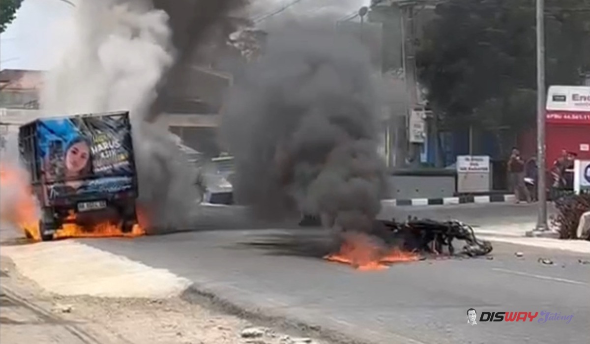 Keluar SPBU, Pick Up Tabrak Motor di Bener Purworejo, Kedua Kendaraan Sempat Terbakar