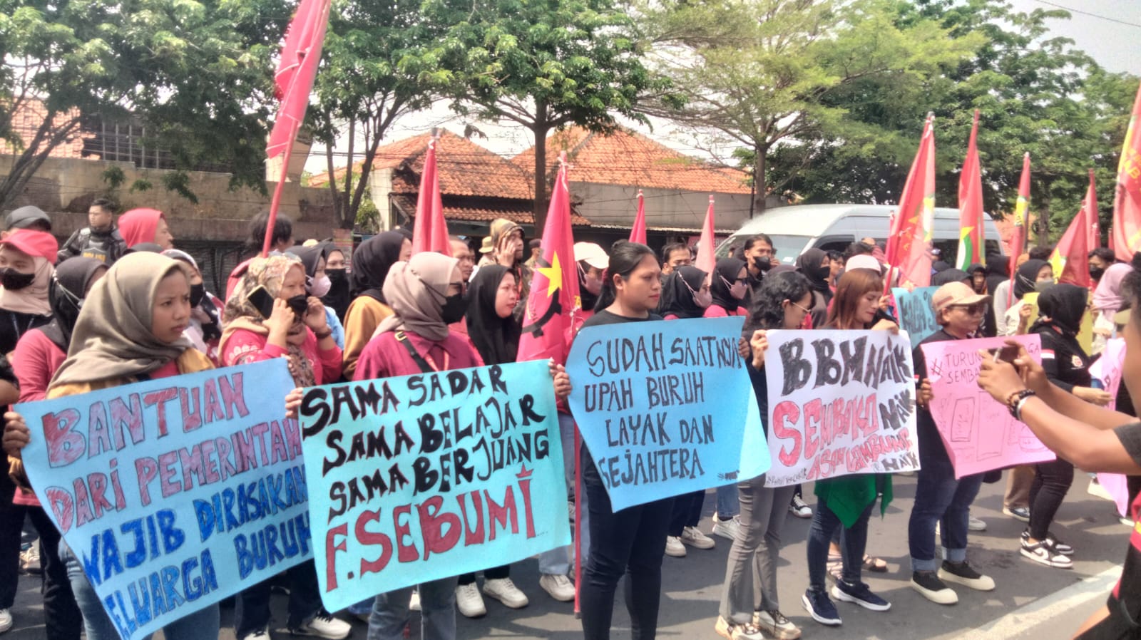 Tuntut Kesejahteraan, Ratusan Buruh Geruduk Gedung DPRD Kabupaten Brebes Perjuangkan Upah Layak-Stop PHK