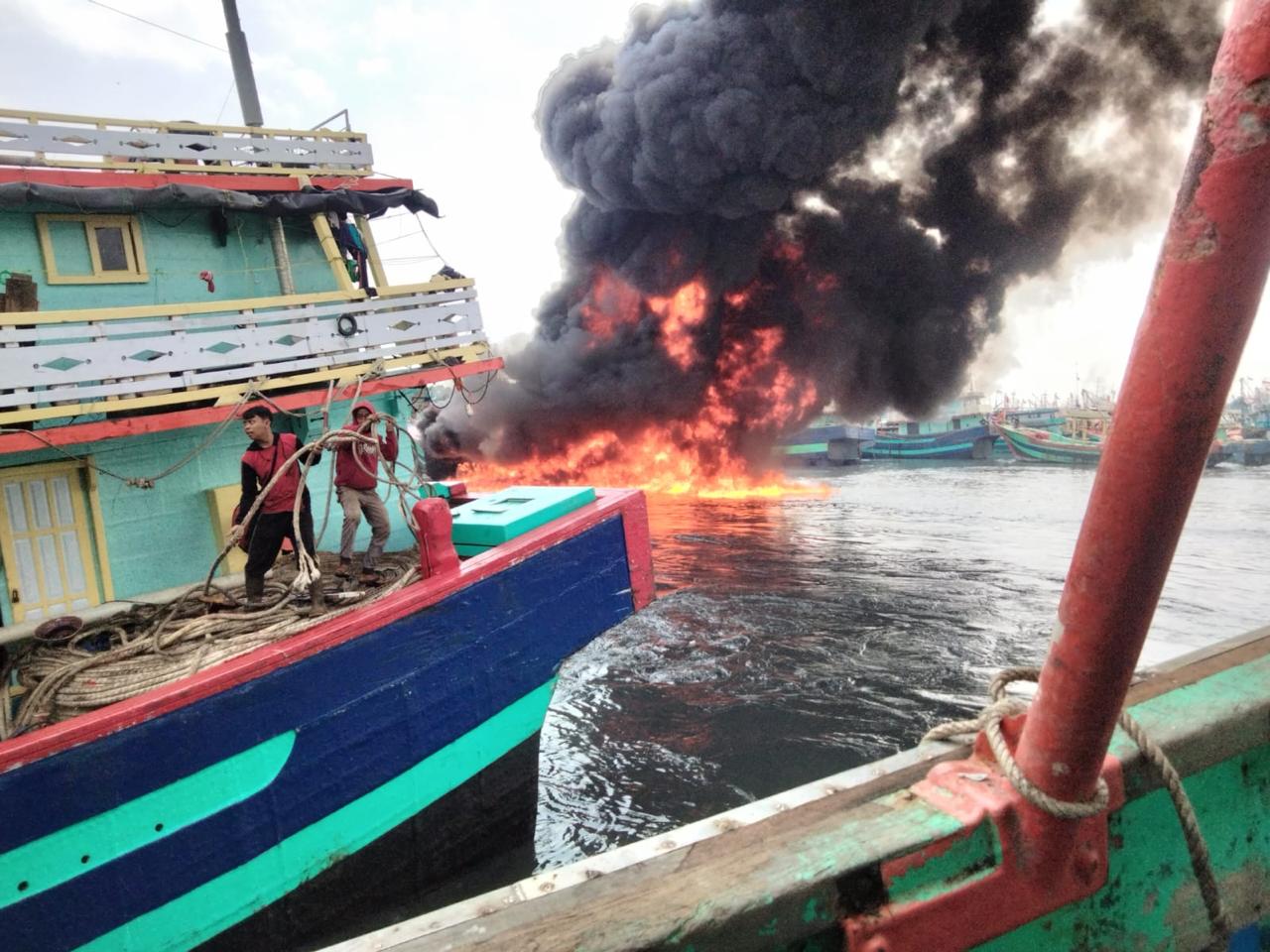 Kapal Perikanan Terbakar di Pelabuhan Pelindo Tegal