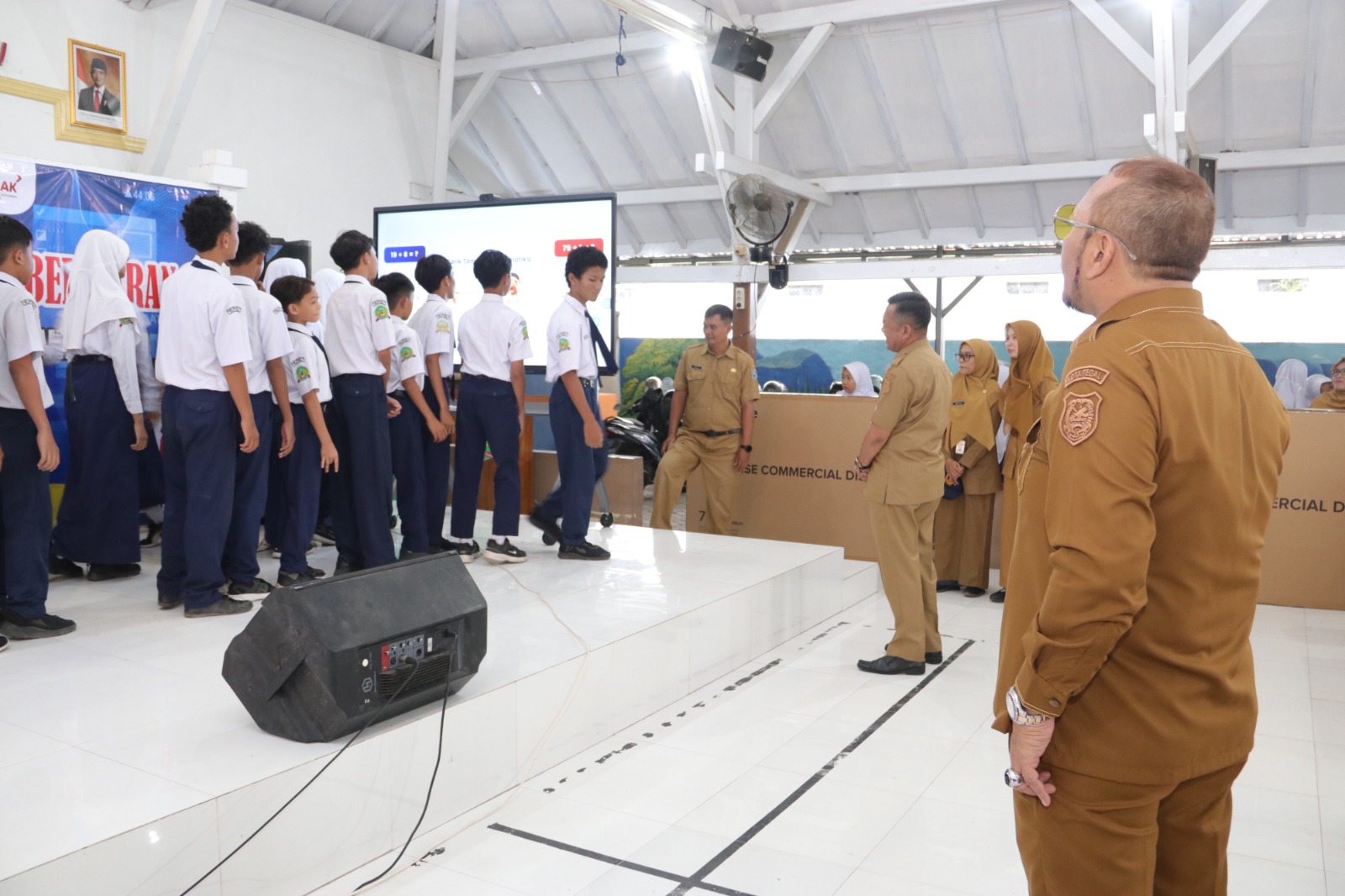 203 Sekolah di Kota Tegal Terima Bantuan Interactive Flat Panel