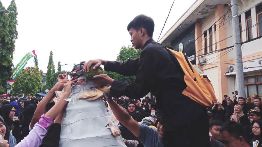 Ribuan Warga Blora Berebut Ratusan Gunungan Makanan saat Pawai Peringatan Jadi