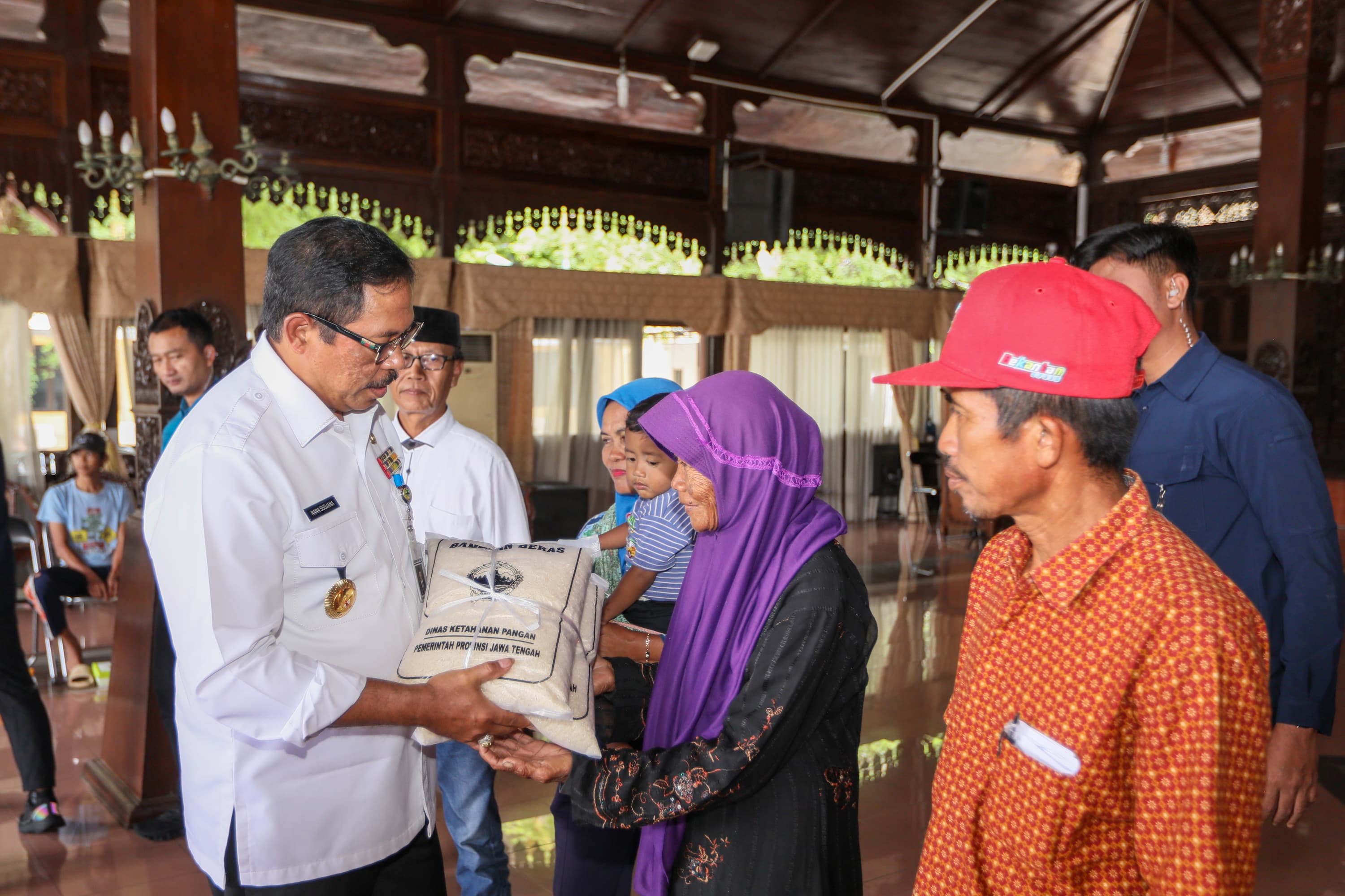 Pj Gubernur Jateng Nana Sudjana Salurkan Bantuan Penanganan Banjir Kudus Sebesar Rp382 Juta