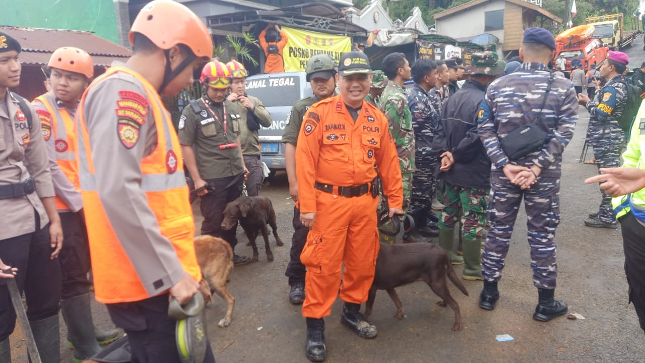 Banjir dan Tanah Longsor di Pekalongan, Pemkot Semarang Terjunkan Satpol PP Unit K9 untuk Membantu Pencarian 