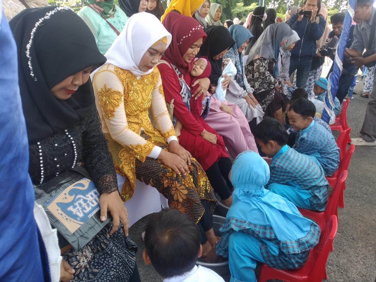 Peringati Hari Ibu, TBM-PKBM Sakila Kerti Kota Tegal Adakan Kemeriahan Bersama Warga Terminal