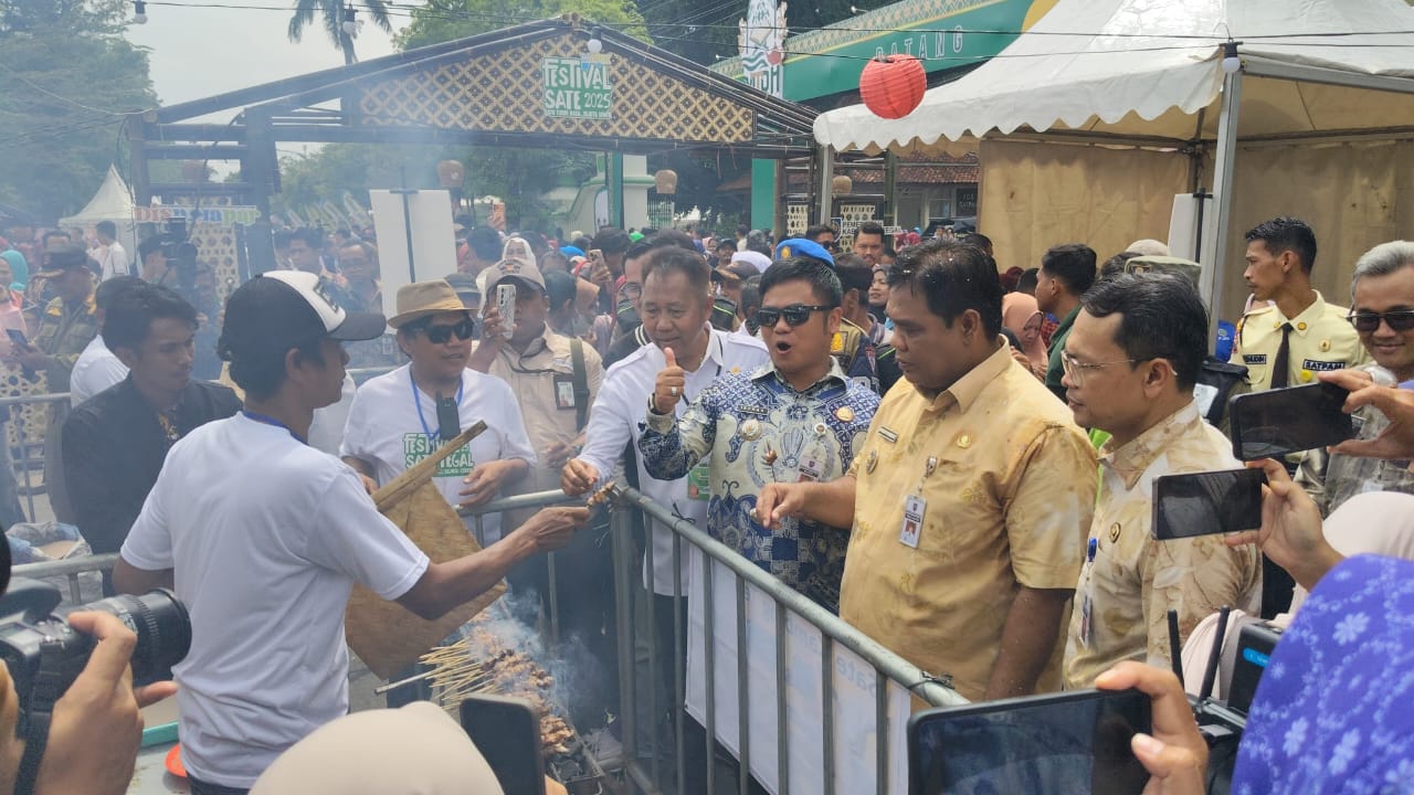 Ribuan Warga Serbu Festival Sate Tegal