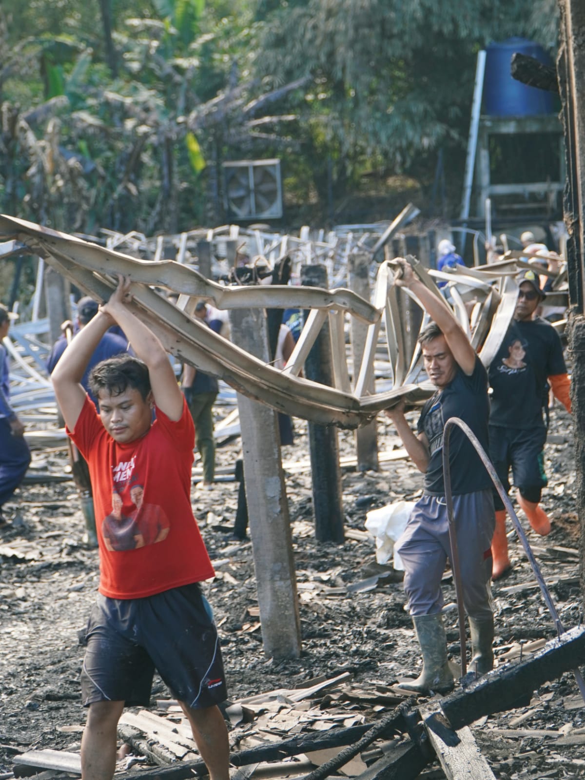 Warga Gotong Royong Paska Kebakaran Kandang Ayam di Pemalang