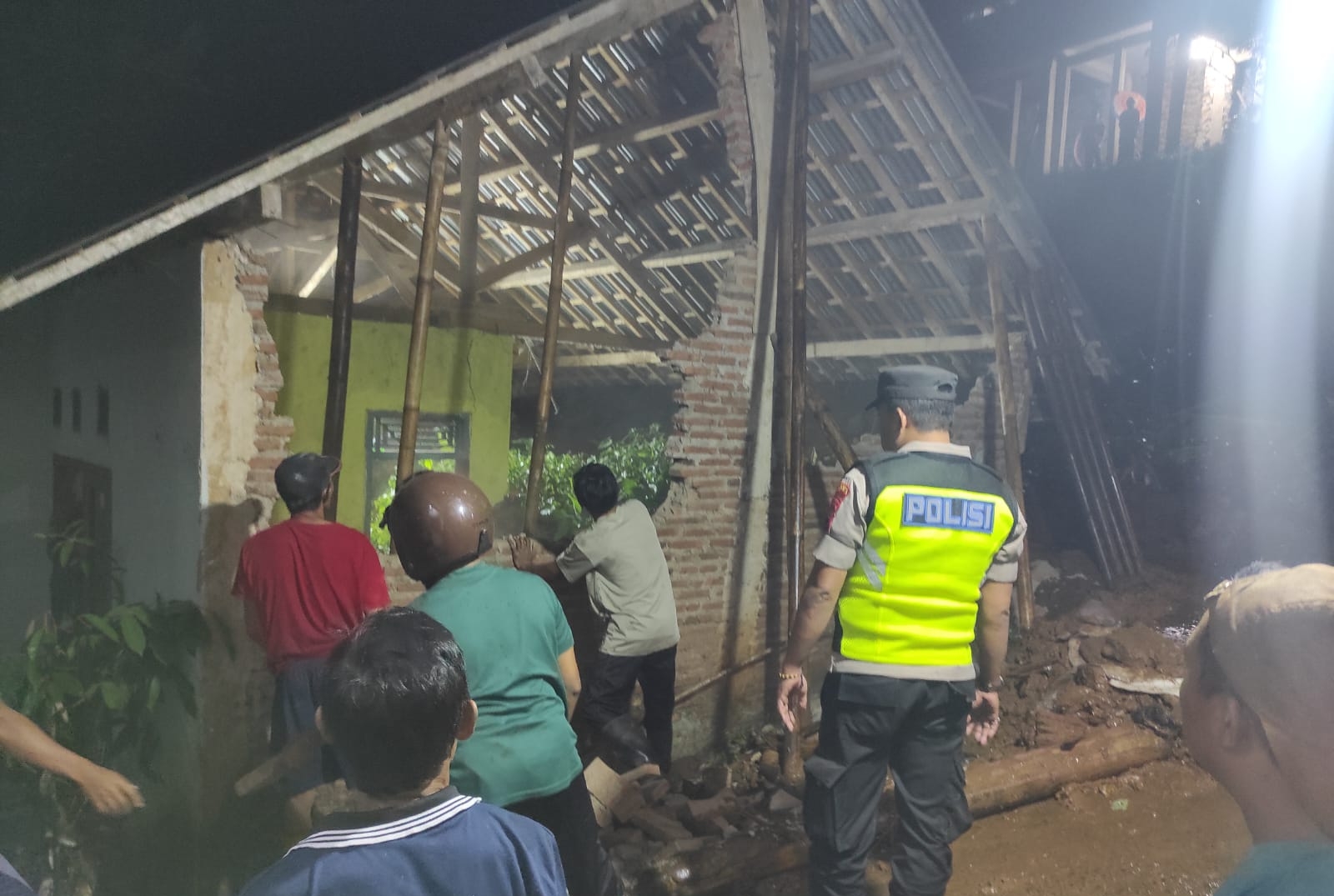 Tebing di Paninggaran Pekalongan Longsor Robohkan Dapur Rumah Warga, Penghuni Diungsikan