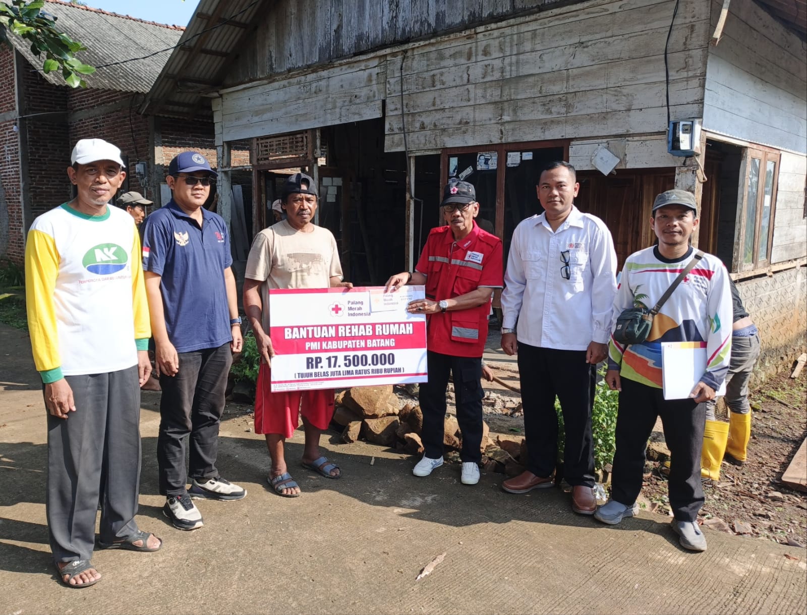 Tak Tanya SHM, PMI Batang Tetap Bantu Warga Lewat Program RTLH Rp17,5 juta