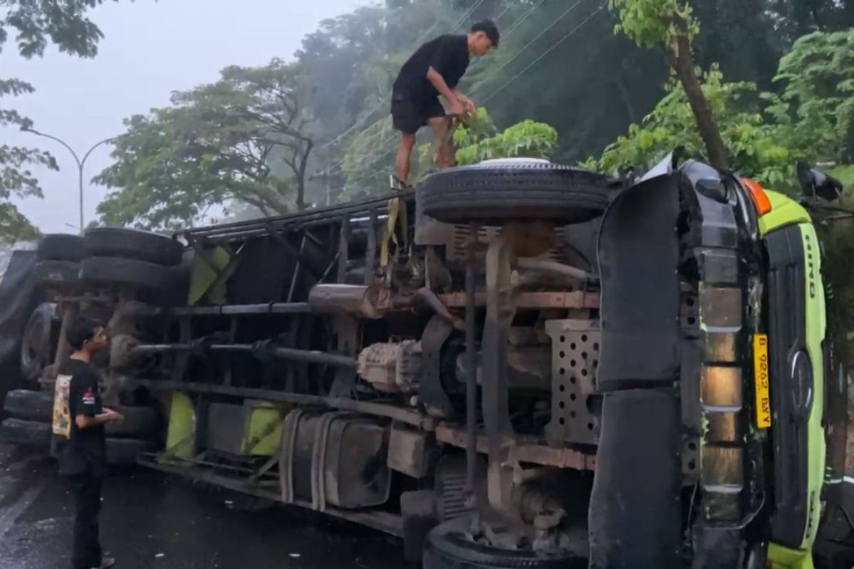 Truk Tak Kuat Nanjak di Ngaliyan, Mundur dan Terguling, Lalin ke BSB Dialihkan