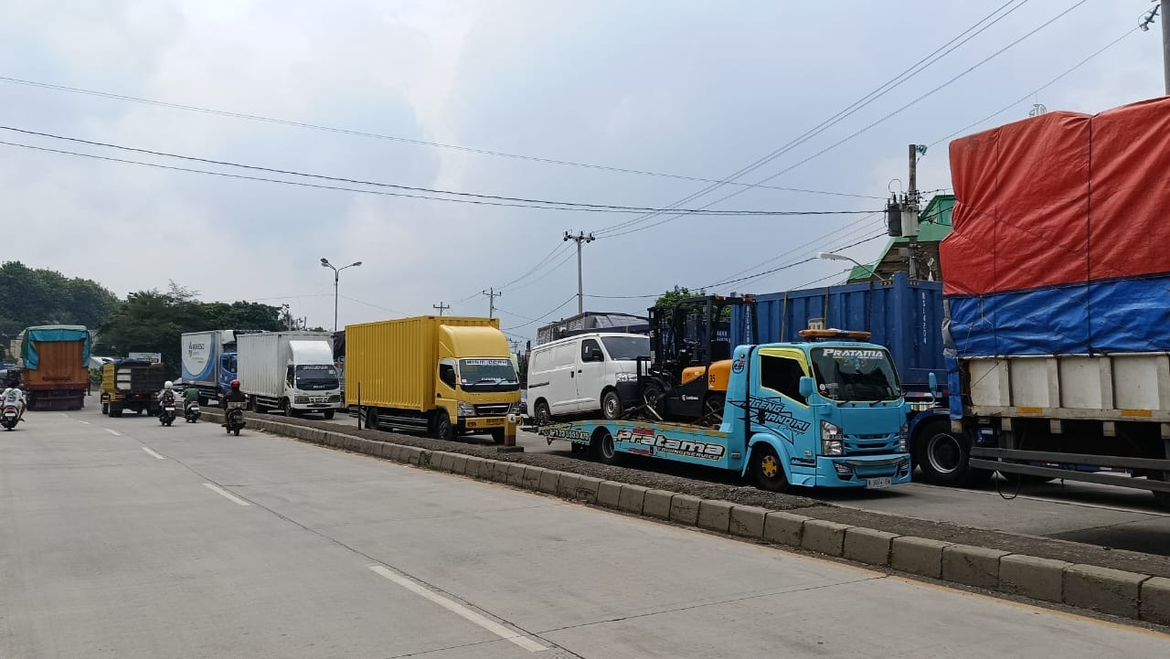 Truk Menumpuk, Jalur Pantura Batang Sempat Macet