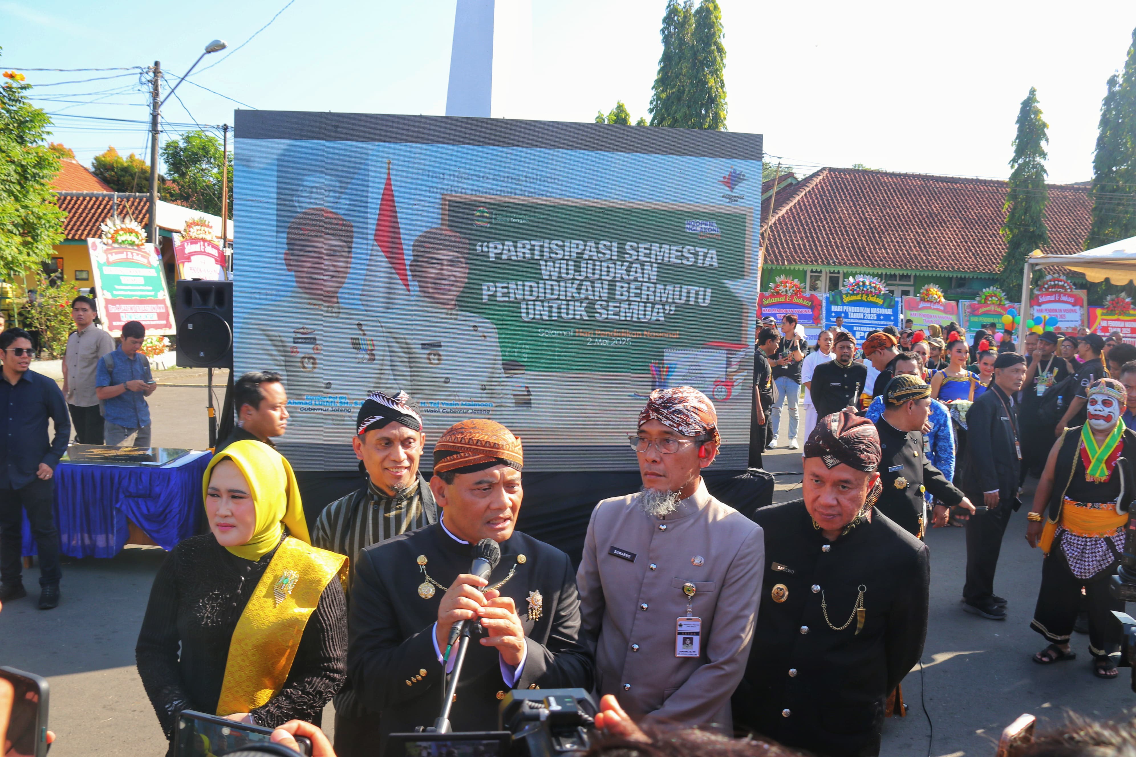 Peringati Hardiknas 2025, Gubernur Jateng Ahmad Luthfi Kembalikan Hak Pendidikan 1.100 Anak Tidak Sekolah