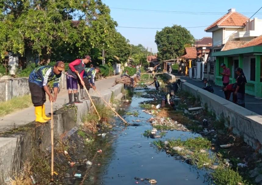 Mahasiswa KKN Gerakkan Aksi Bersih Sungai di Krandon Kota Tegal