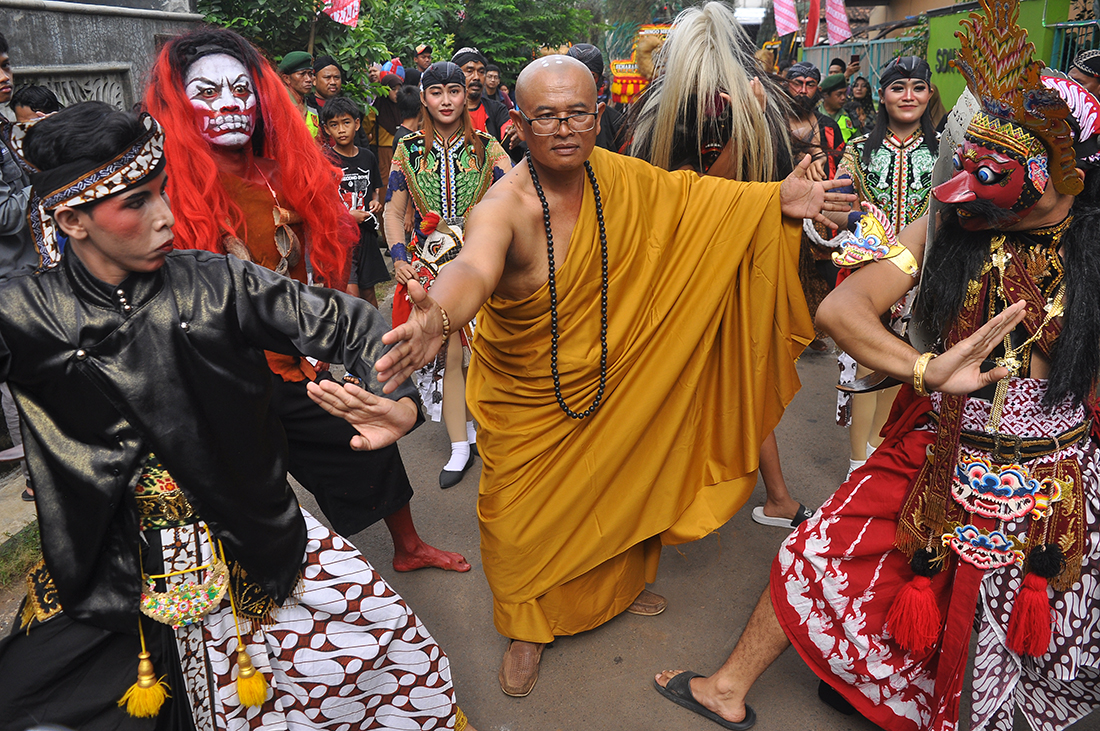 Bhante Abdul Manan Damaikan Reog Singo Pangestu saat Sambut Iringan Kirab Budaya Nyadran Kali Kandri Semarang