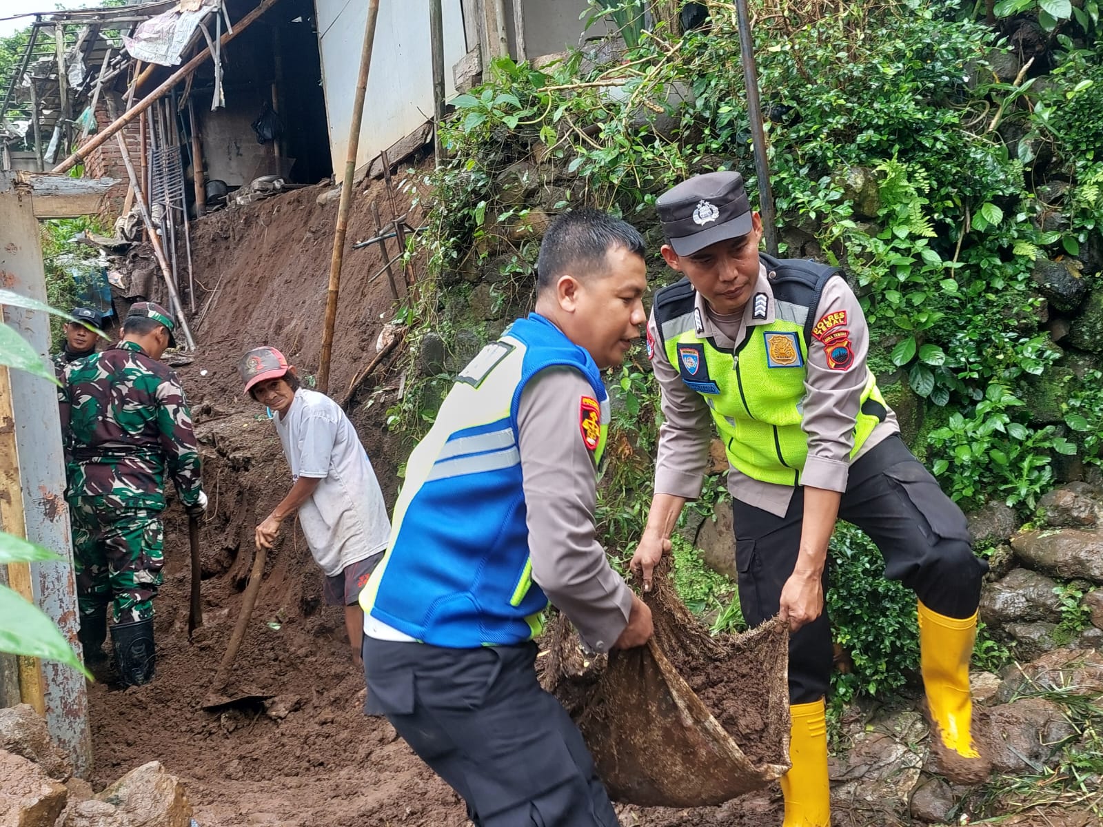 TNI dan Polri Berkolaborasi Tangani Longsor di Desa Sumbarang Tegal