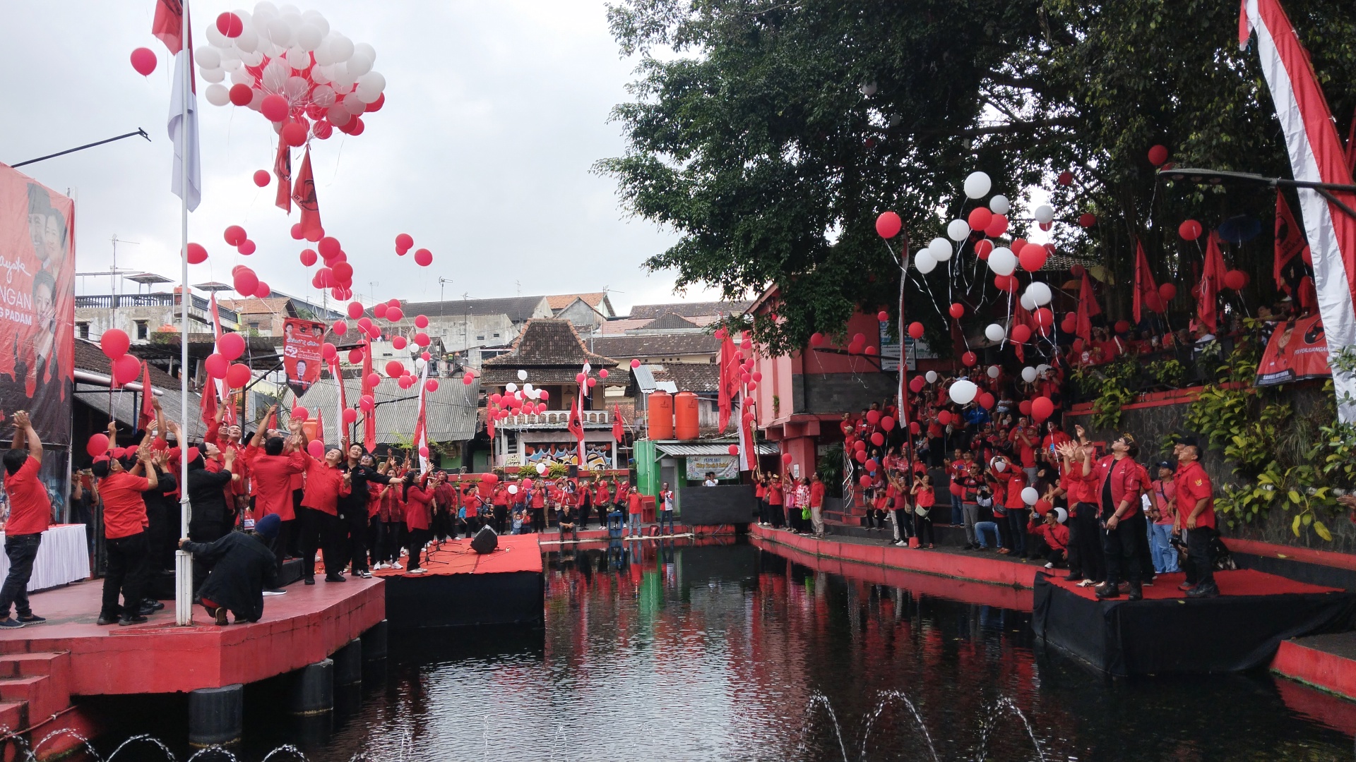 Milad ke-52 PDI-P, DPC Salatiga Lepas Balon Berhadiah 2 Juta dan Serhakan Bantuan Bedah Rumah