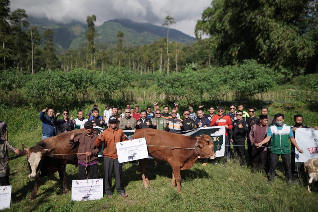 Sinergi Kebaikan untuk Negeri, OJK Serahkan Hewan Kurban kepada Warga Kaki Gunung Merbabu