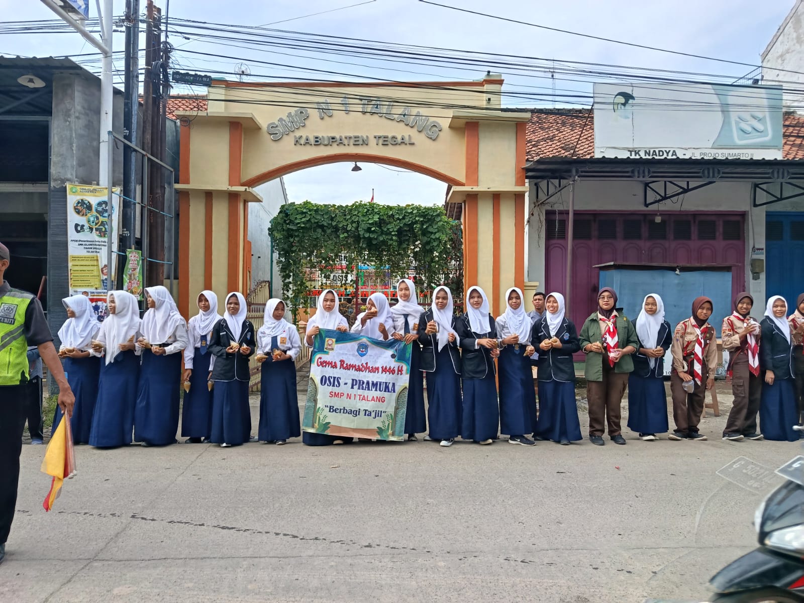 Gema Ramadan, OSIS dan Pramuka SMP Negeri 1 Talang Kabupaten Tegal Berbagi Takjil