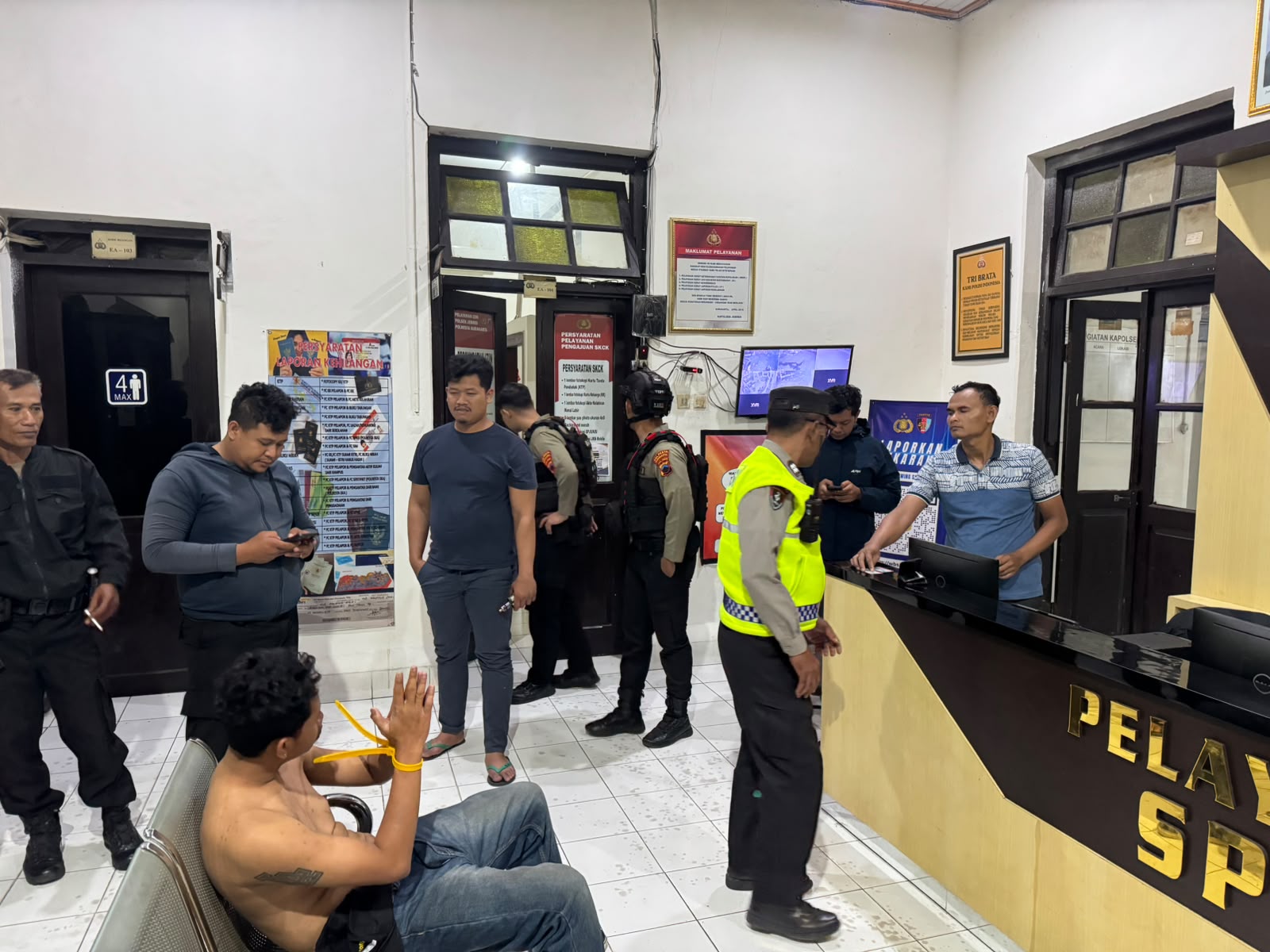 Pria Diduga Mabuk yang Mengamuk di Depan UNS Diamankan Petugas