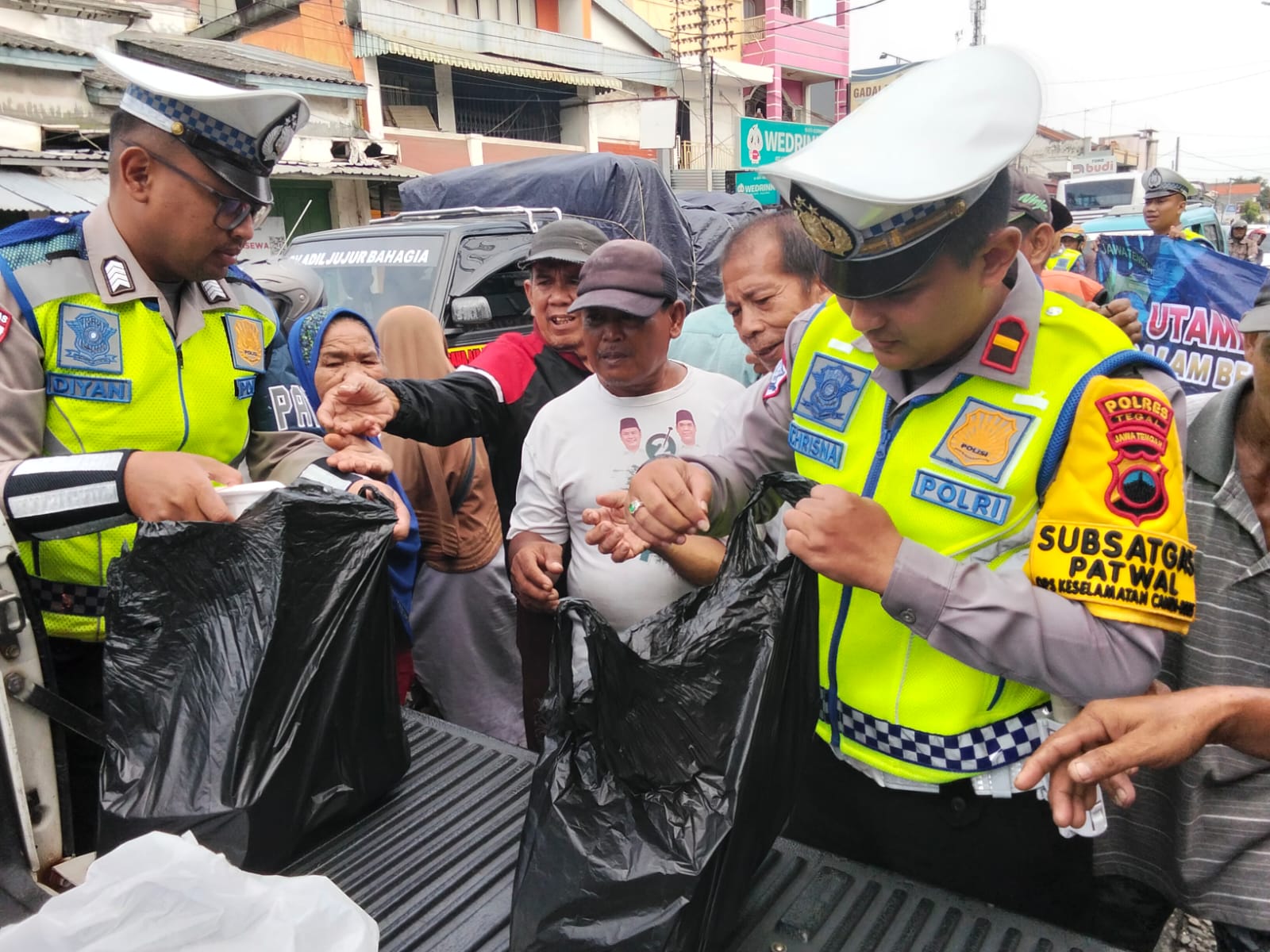 Satlantas Polres Tegal Bagikan Ratusan Ponggol, Serukan Edukasi Pasar Banjaran