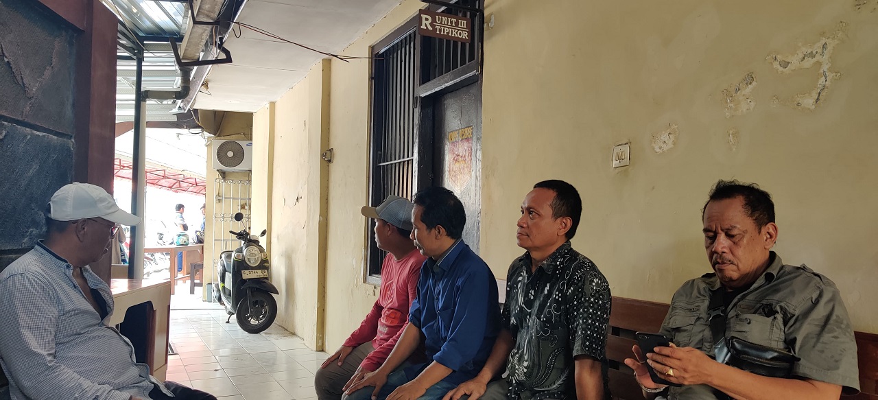 Ratusan Warga Desa Wuled Adukan Kadesnya ke Polres Pekalongan Kota