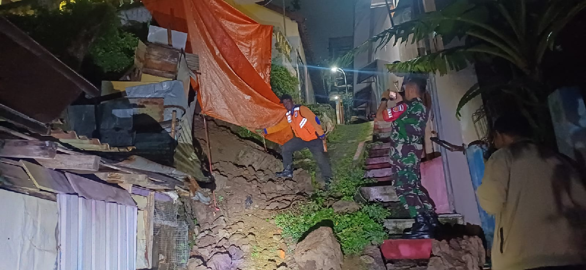 Longsor Talud Sungai di Banyumanik Semarang, Satu Rumah Rusak dan Kerugian Capai Rp200 Juta