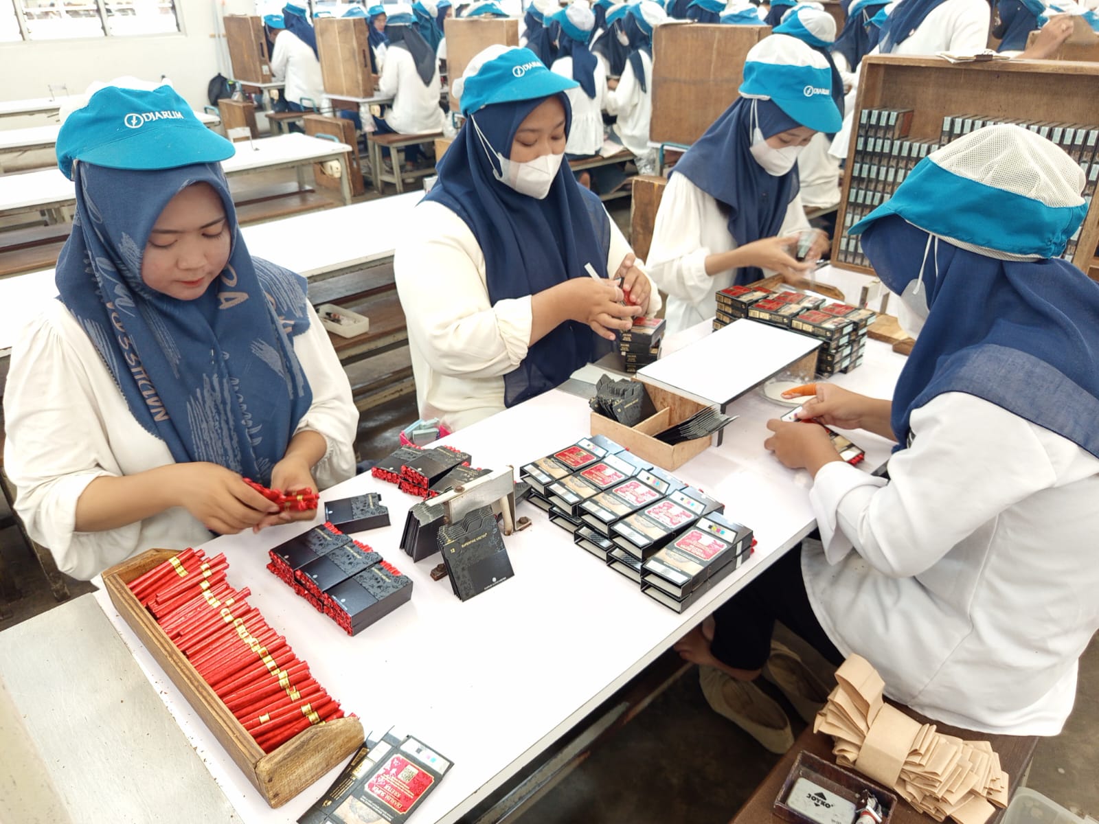 Ribuan Buruh Rokok di Kudus Lega Terima THR, Nominalnya Lebih Besar dari UMK