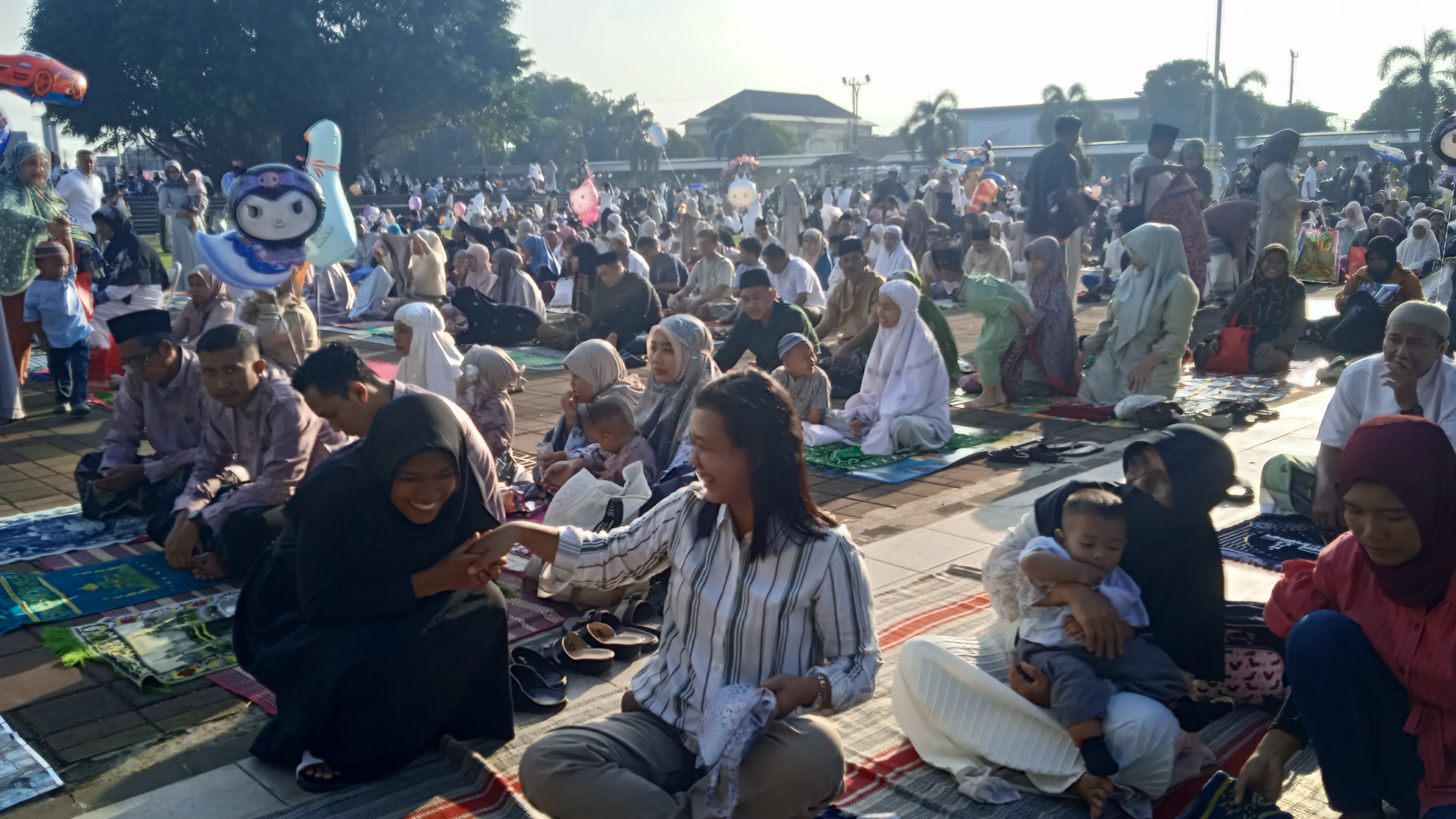 Khidmatnya Salat Idul Fitri di Alun-alun Batang, Bupati Faiz Tegaskan Tidak Ada Open House