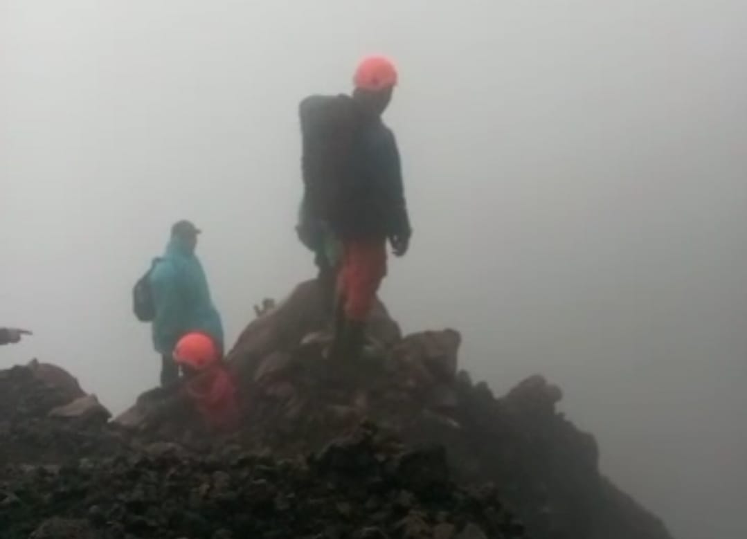 Tim Sar Lanjutkan Evakuasi Jasad Syafiq Ali di Gunung Slamet