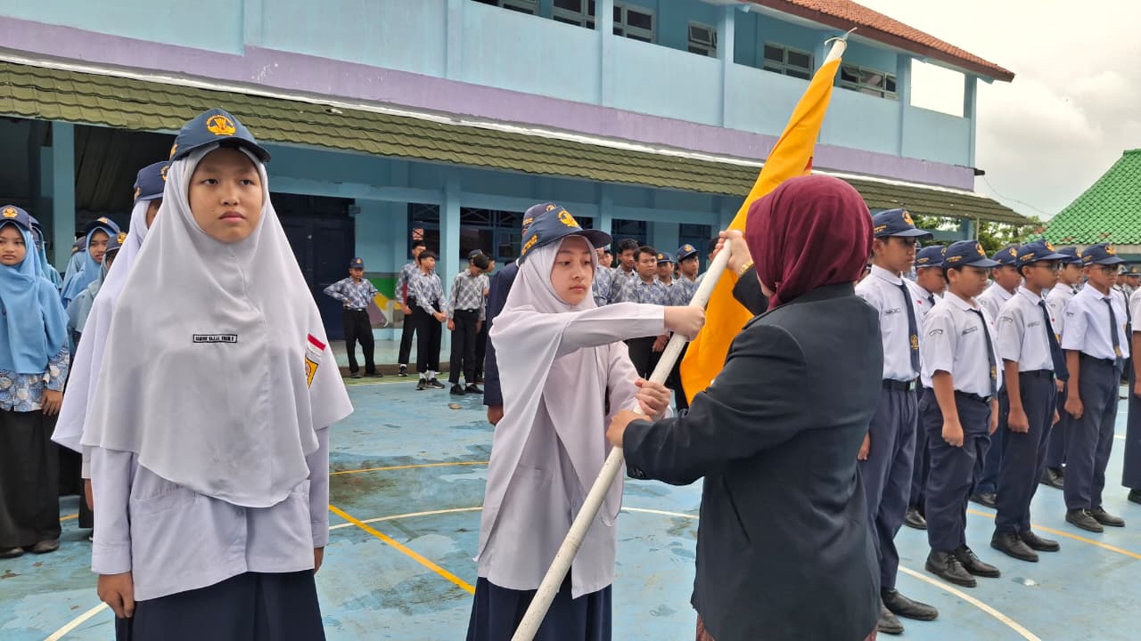 30 Pengurus OSIS Masa Jihad 2025/2026 SMPIT Luqman Al Hakim Tegal Dilantik  