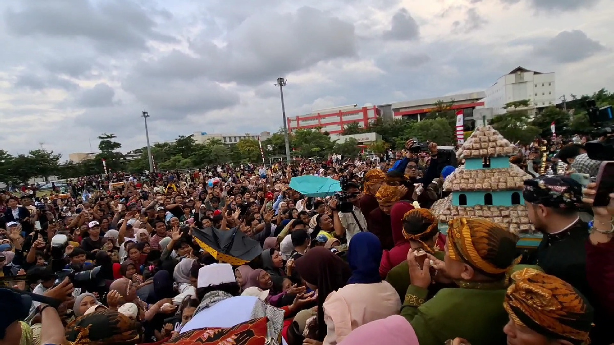 Ratusan Warga Berebut 7.000 Kue Ganjel Rel, Tradisi Semarang Sambut Ramadan 